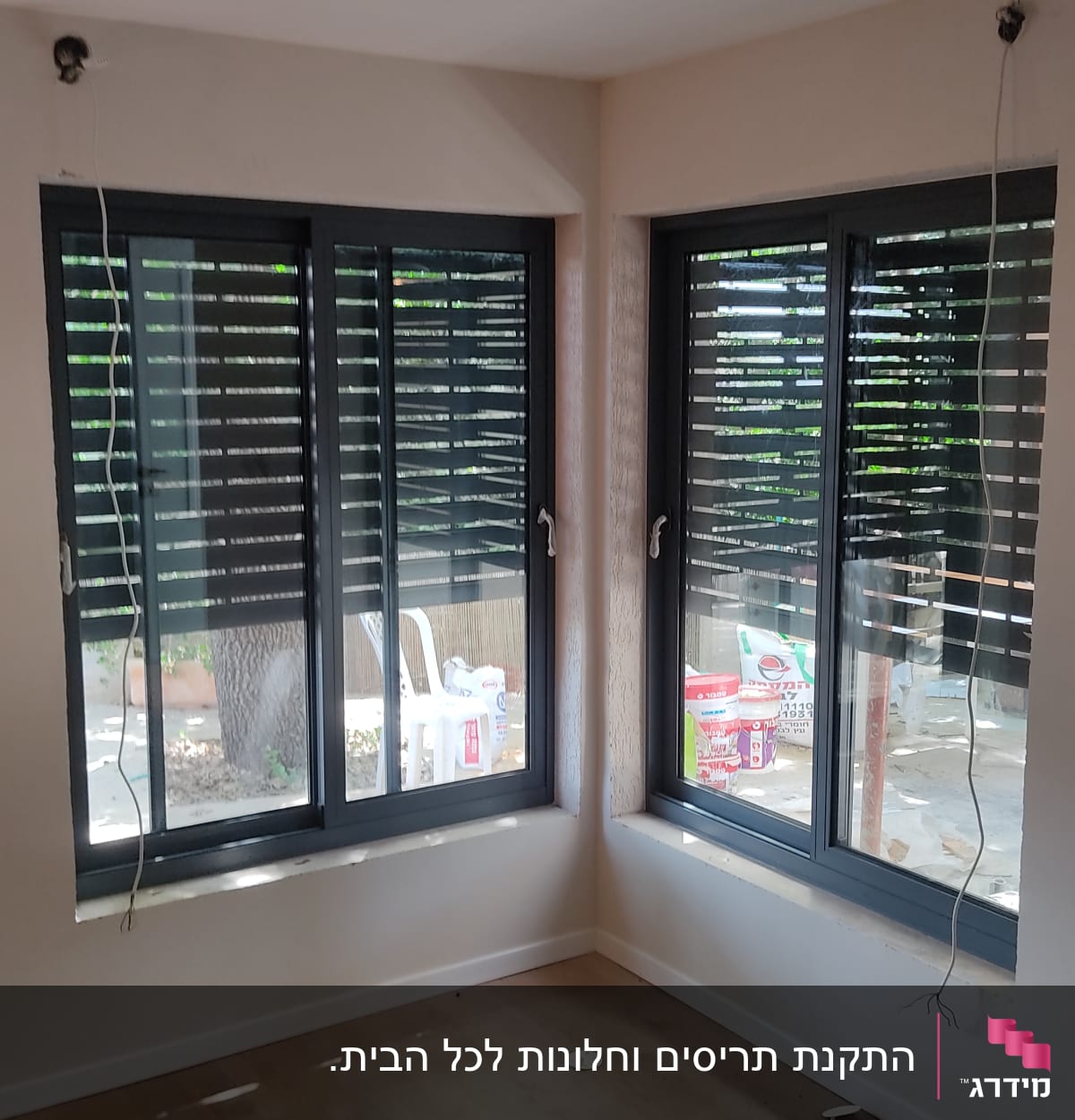 חלונות אלומיניום עם תריסים פנימיים בחדר